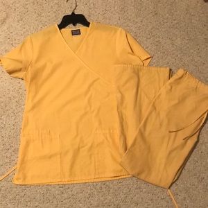 Yellow Cherokee scrub set size small